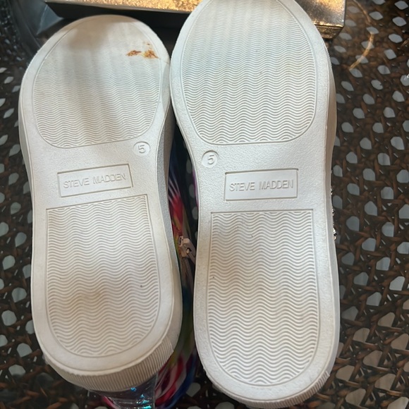 Girls super cute Steve Madden tie dye sneakers Sz 5 looks just about new! - Picture 3 of 4
